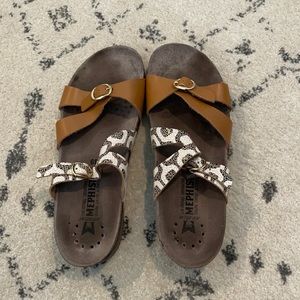 Footbed slip on shoes. Suede sole